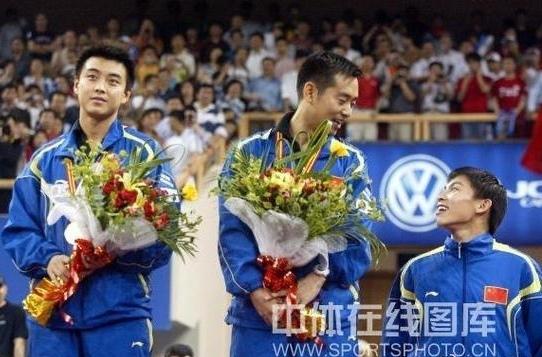 乒坛三位帅哥同框旧照：我只认出了浓眉耸鼻、笑意粲然的孔令辉与目光炯炯、神仪明秀的