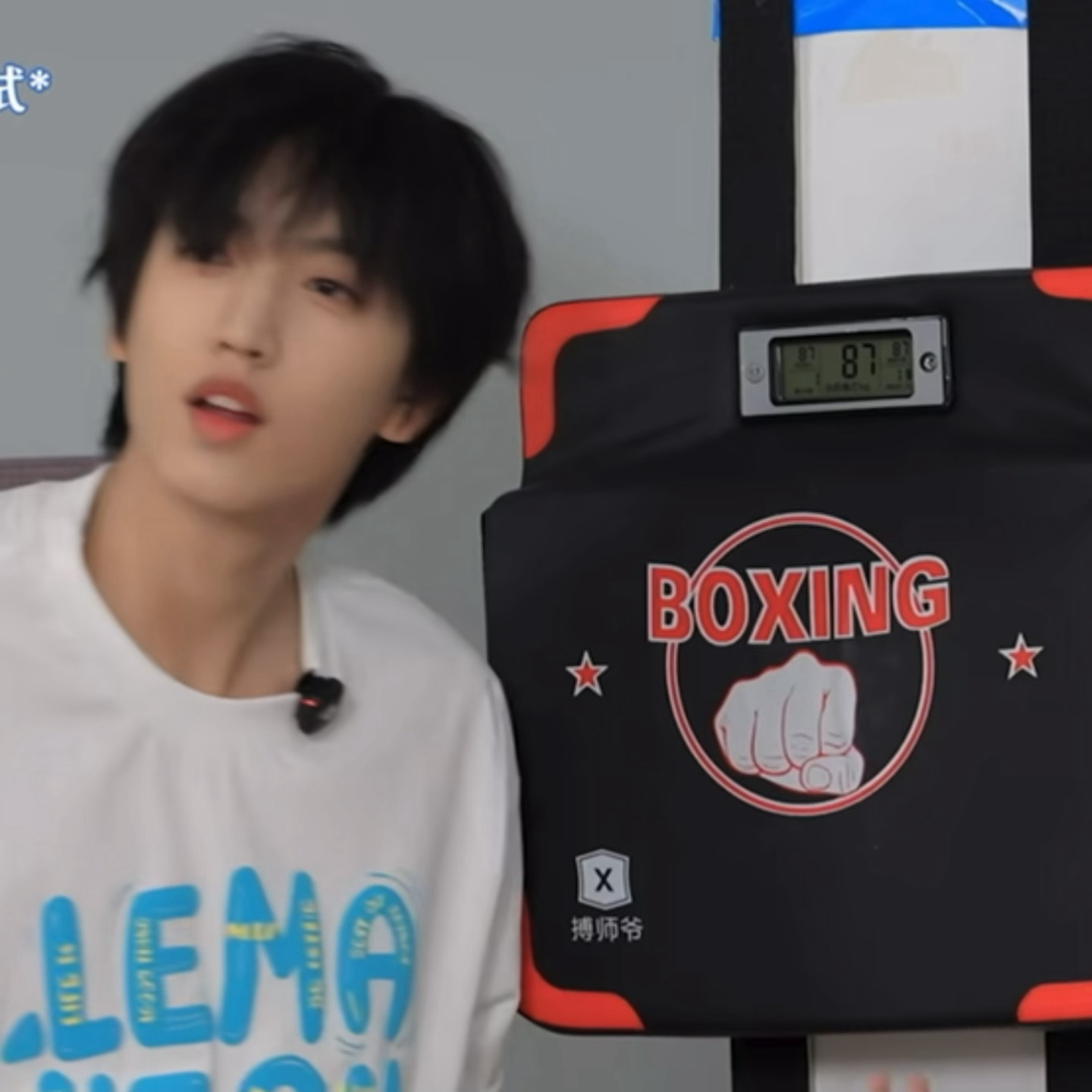 超级重一拳…我家宝宝确实是一拳能给我打飞的那种。。。 