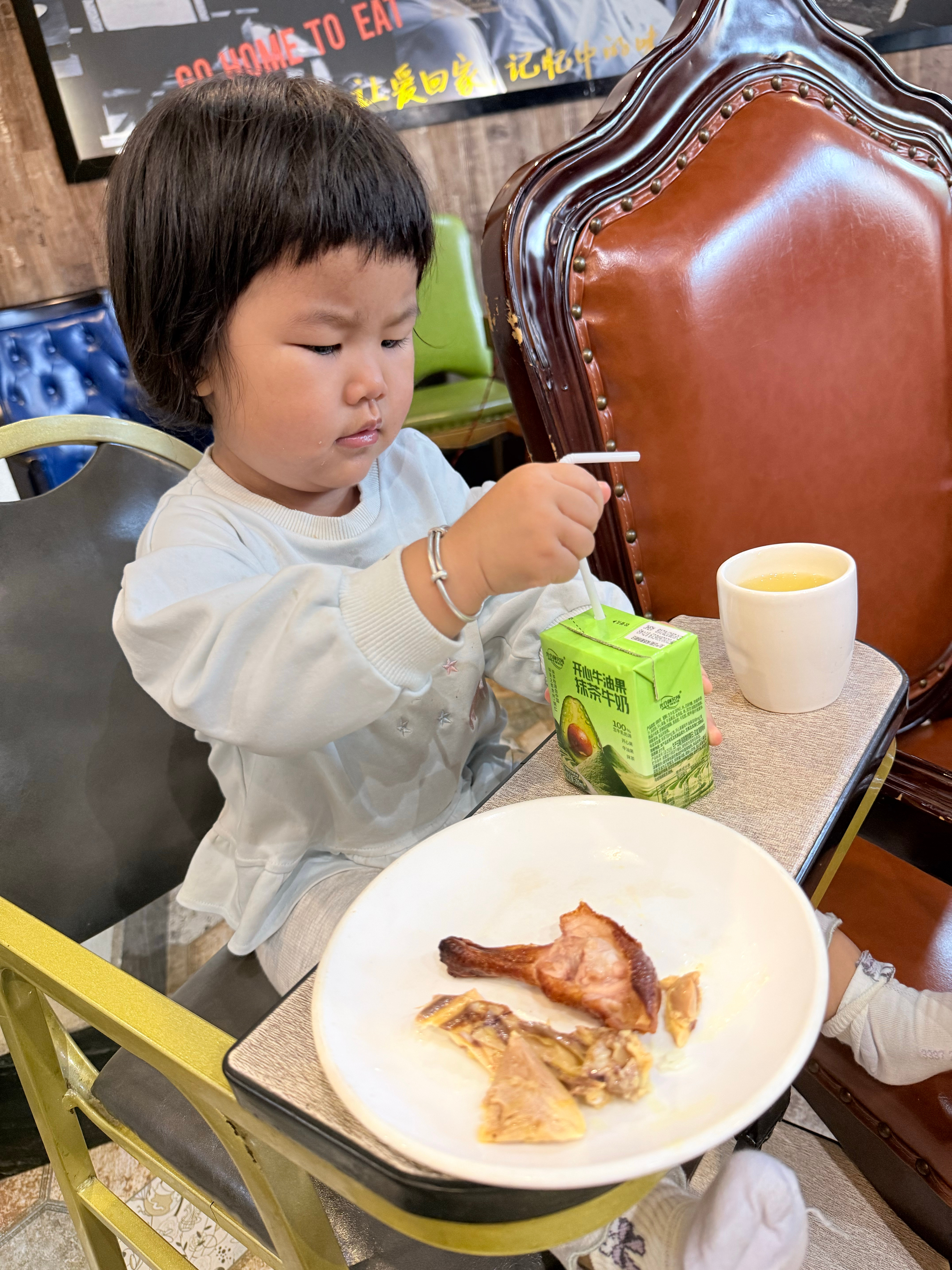 家庭聚餐。 