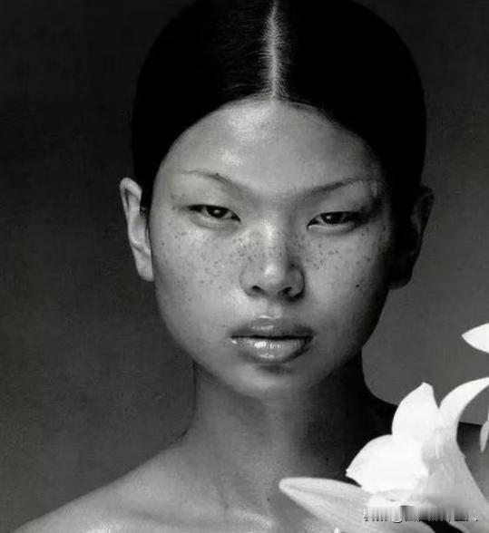 1999 年，18岁的吕燕去面试模特，她满脸雀斑，一个男人对她说：“你真漂亮，真