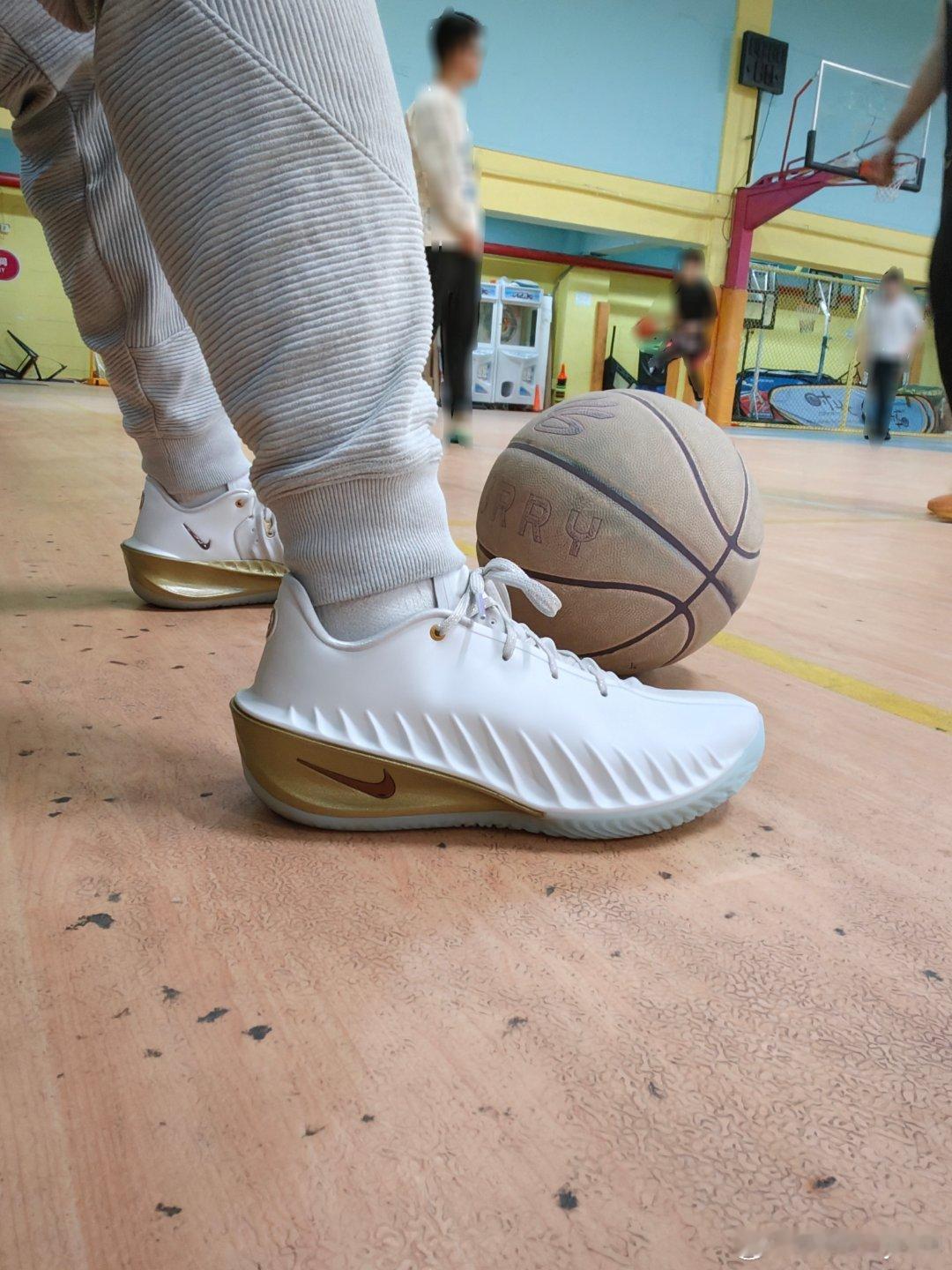 除了外形，大家应该更关心它的实战体验吧Cut4(鞋面双材料版本)嘛…就很…特别?