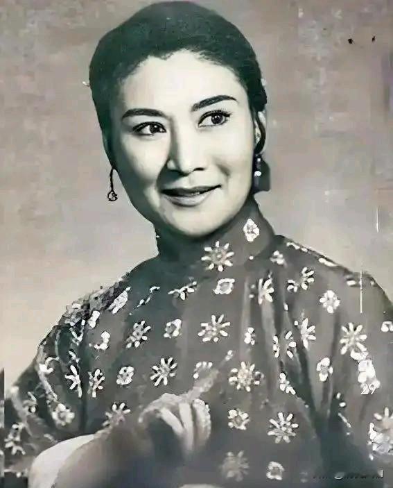 言清卿，1955年生于上海，是京剧梅派名家言慧珠与京剧演员薛浩伟之子，昆曲大师俞
