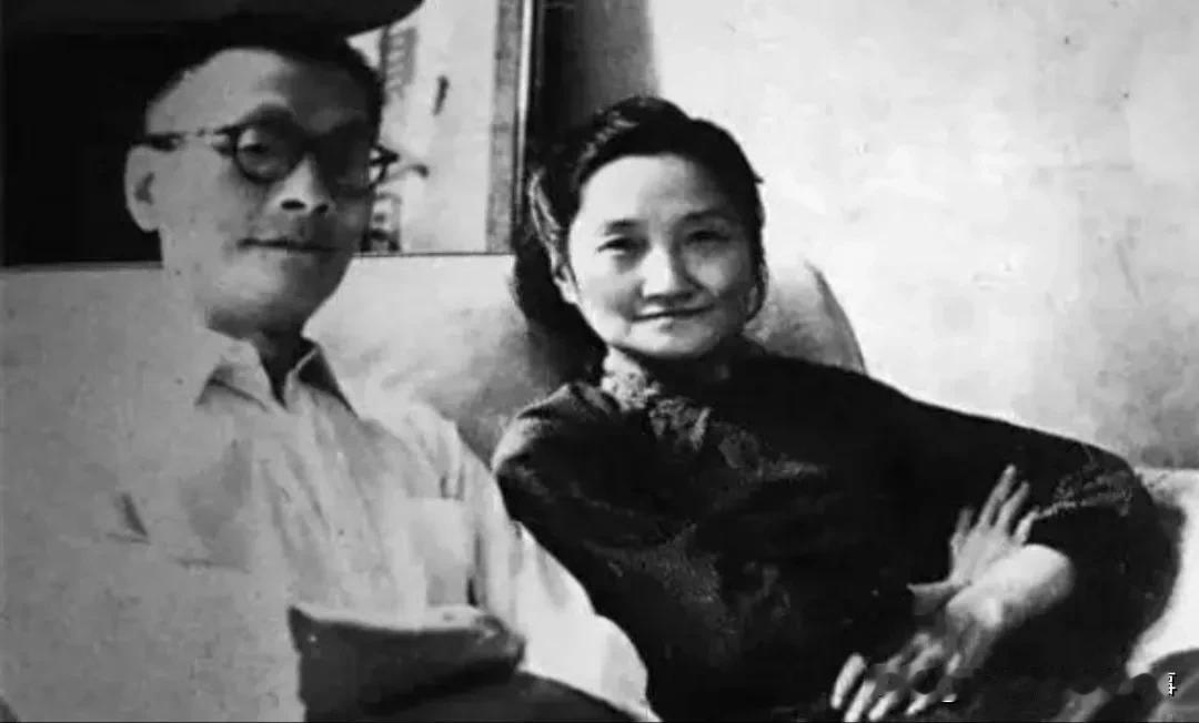 陆小曼，出身于钟鸣鼎食之家，自幼便沐浴在书香与墨韵之中，她的生活本应如同她的名字