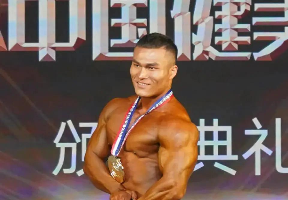 曾获赛事8连冠30 岁健美名将王昆疑似因心脏问题突发离世的消息，让健身圈陷入悲痛