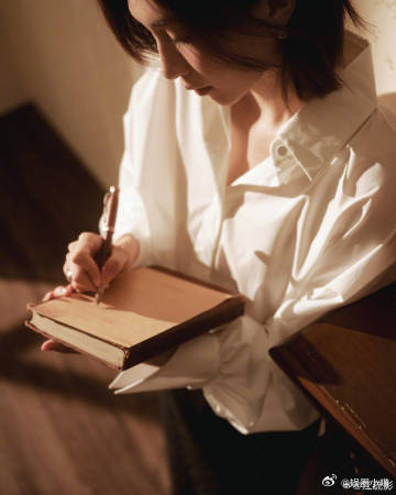 江疏影40岁知性美人江疏影40岁生日光影大片生日特辑大片释出，江疏影 40 岁知