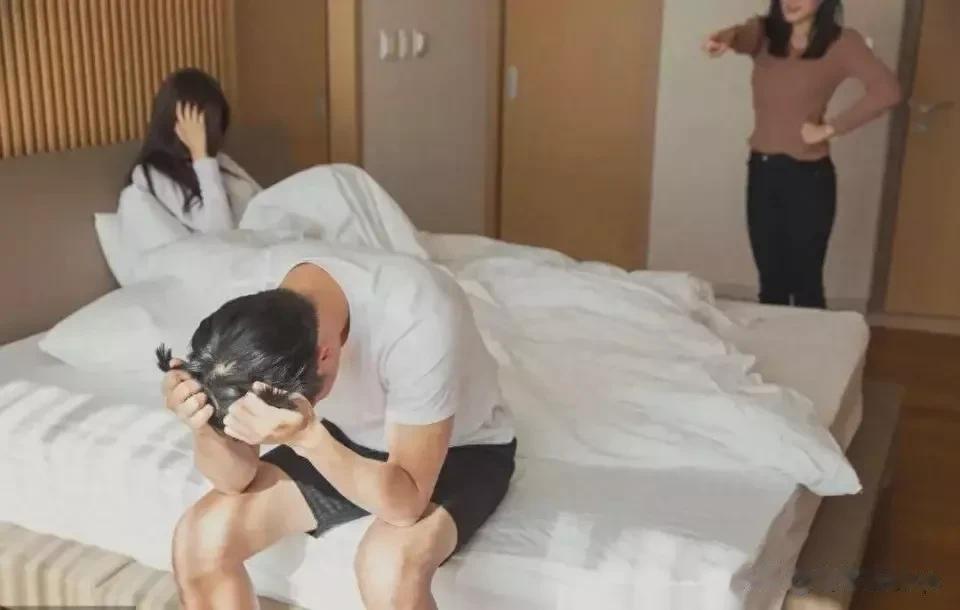 近日，一起公务员作弊事件引起广泛关注。公务员和女同事的聊天记录被不明人士曝光，导