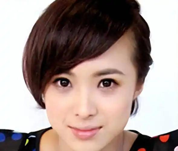 王萌萌，曾是“央视最美主持人”，于聚光灯下熠熠生辉。如今她洗手作羹汤，为家人熬煮