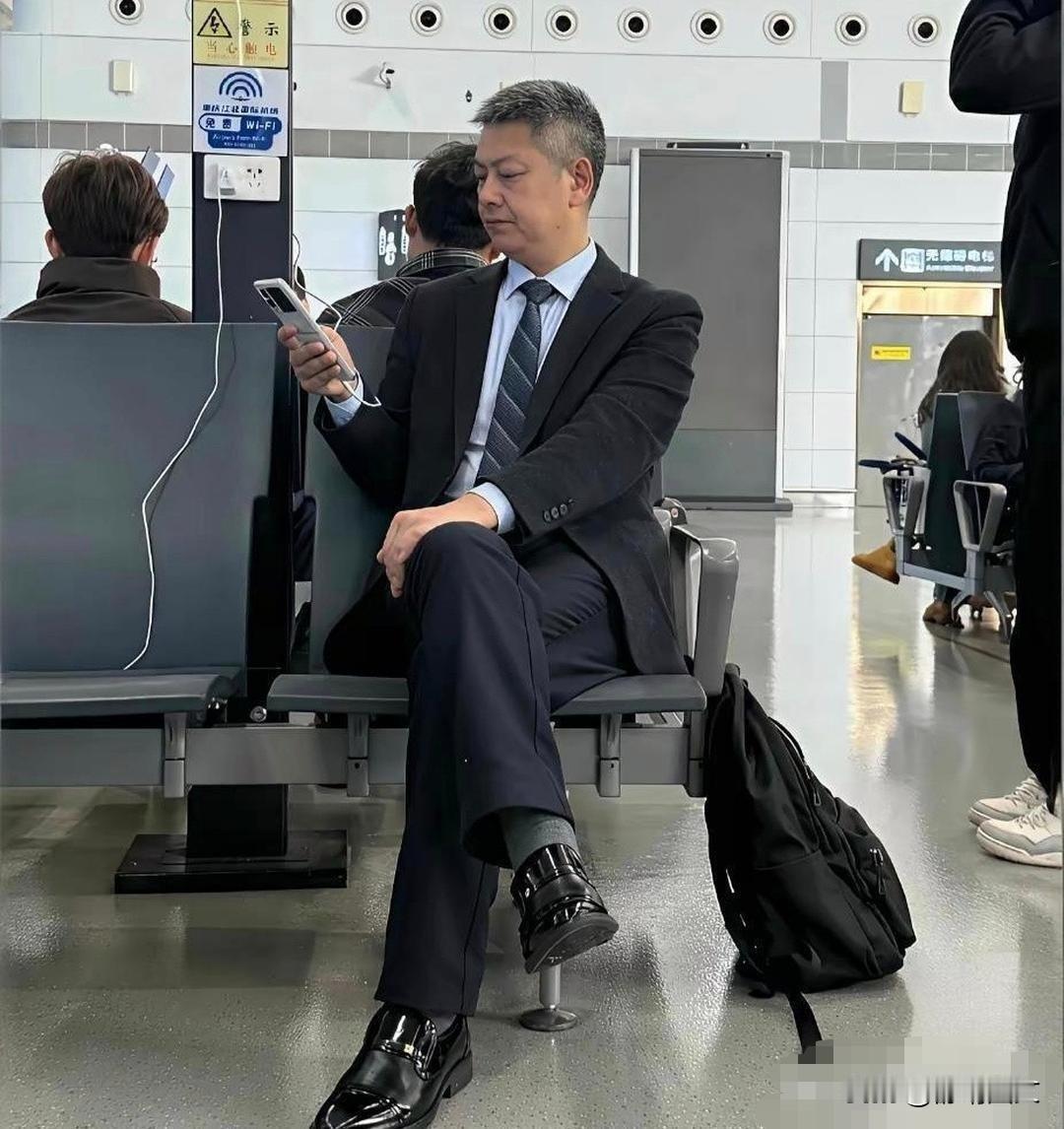 什么是素质？
什么是教养？
这位男士给出了答案。
一身商务穿搭，一眼便看出这位男
