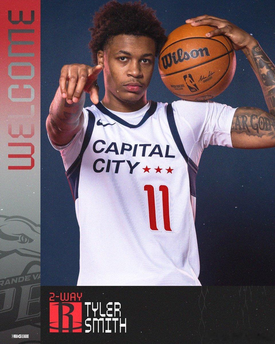 休斯顿火箭队今日官方宣布，球队已与前锋泰勒·史密斯签下一份双向合同。与此同时，火