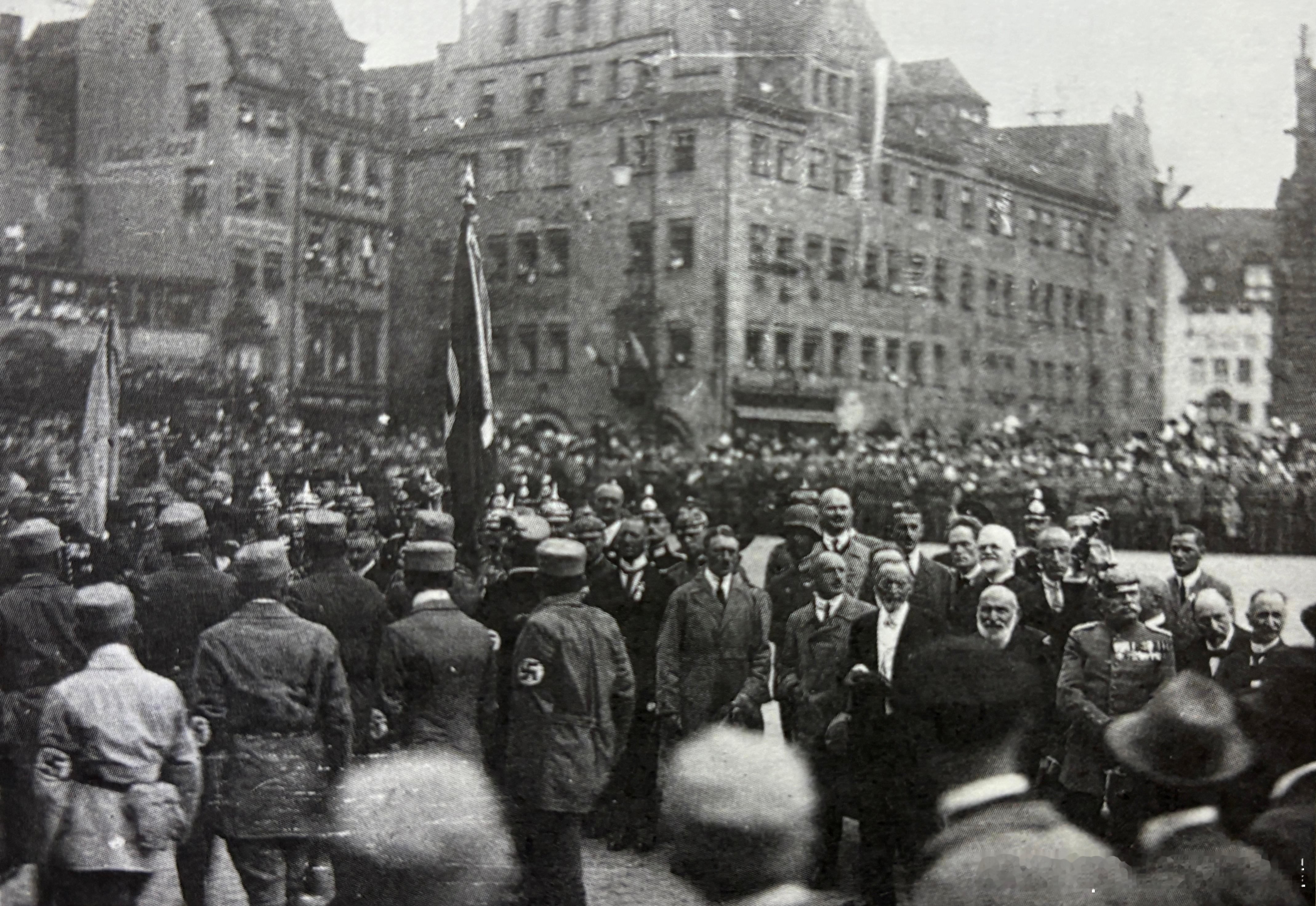 1923年啤酒馆政变前希特勒着便服参加纳粹党在纽伦堡的集会，此时纳粹党在巴伐利亚