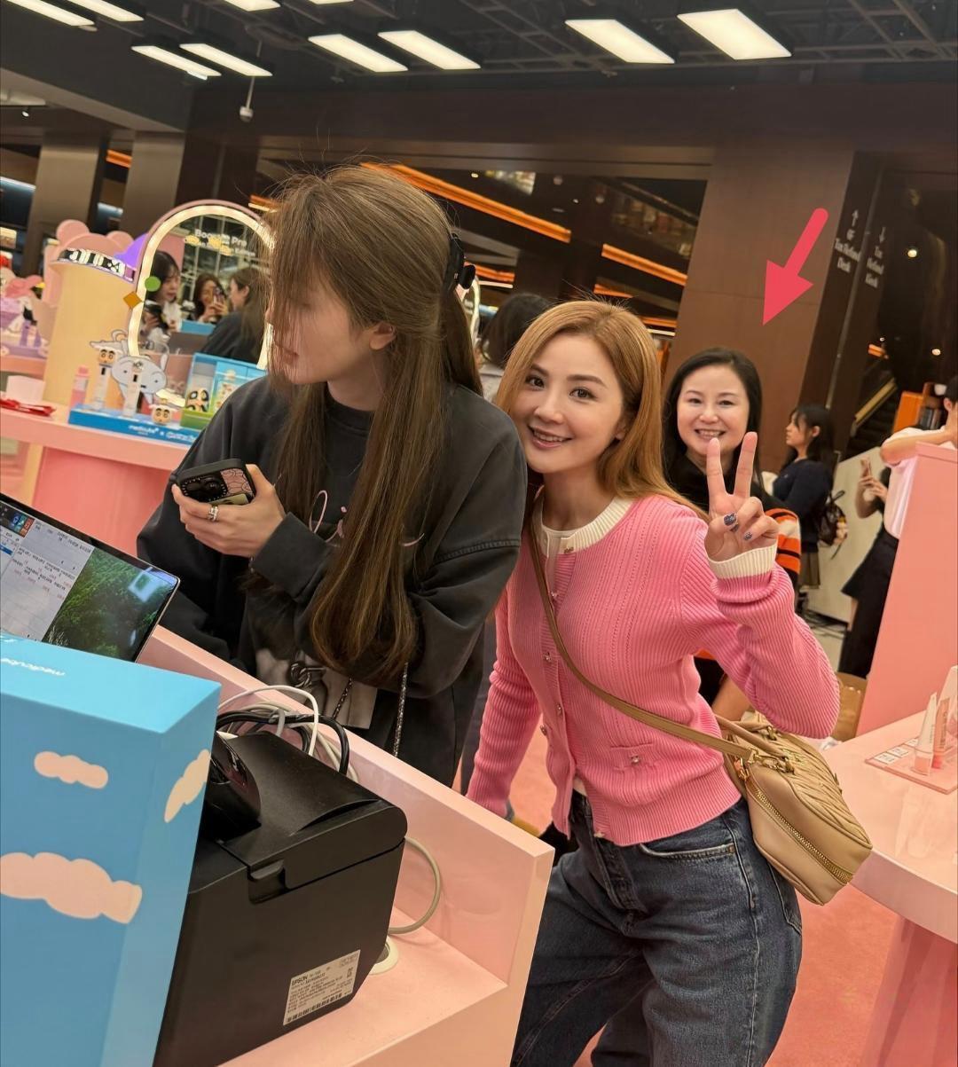 43岁的蔡卓妍和妈妈一起去韩国旅游，她妈妈看着真年轻，母女俩都是圆圆的脸蛋，笑起