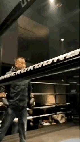 他用抱摔结束了这场拳击，但自己却摔在了下面。

这哥们儿本来想用个“紧抱战术”，