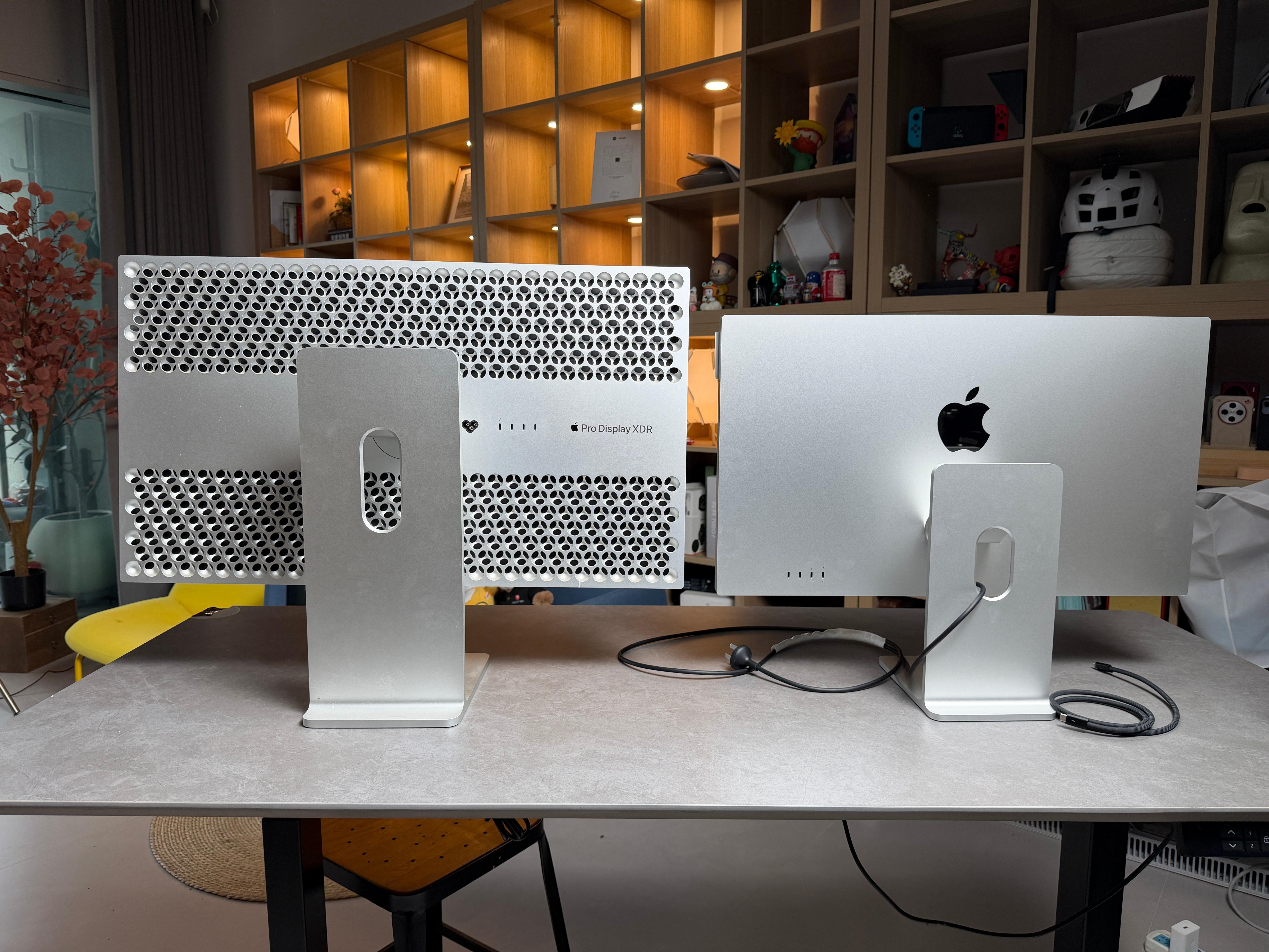 大家现在看到的两台苹果桌面显示器、可以买一辆小车开了！ 你觉得哪个看起来更高端？