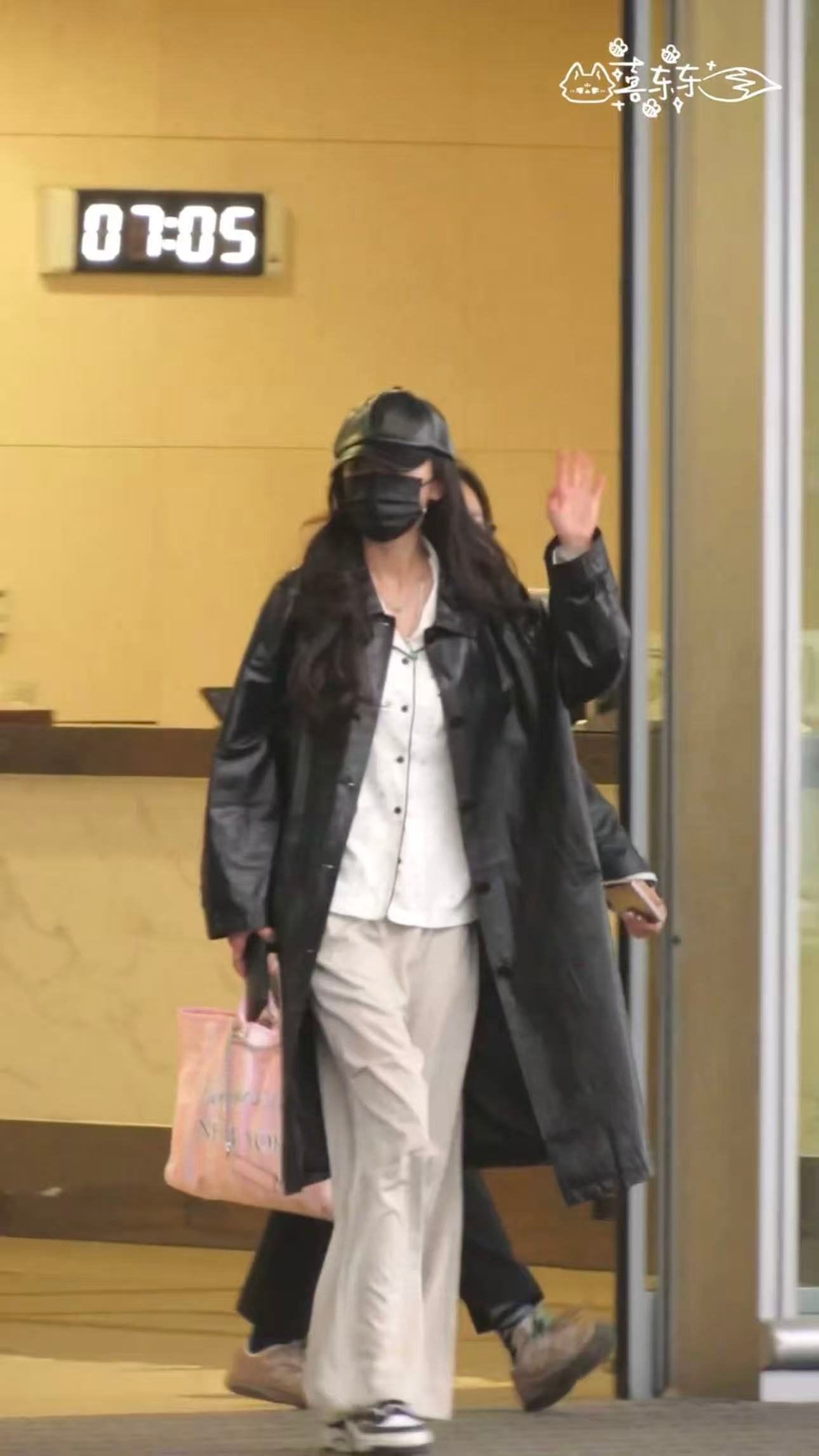 杨幂睡衣外搭黑大衣look杨幂归国路透 杨幂睡衣外搭黑大衣look，满分休闲服造