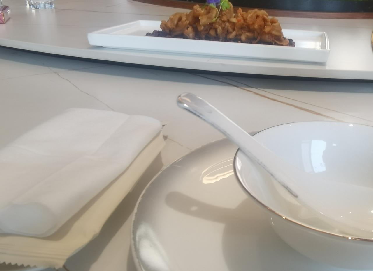 和不熟悉的人聊天有些禁忌吗？

昨天参加一个饭局。
主人安排我的座位紧靠的是位我