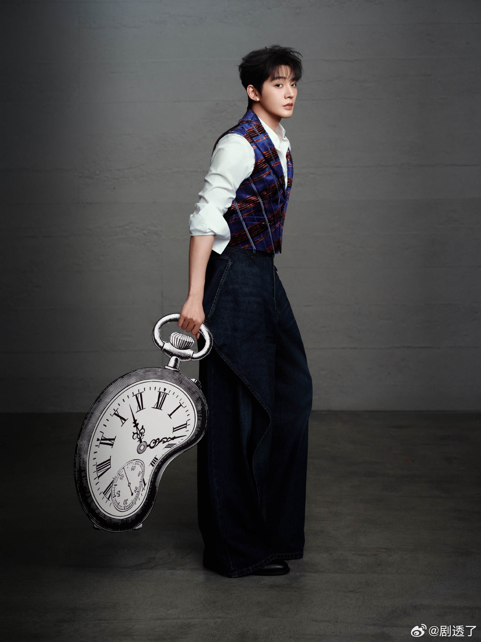 邓为出发图是物理题吧邓为今晚这组出发图是真的有点东西啊！扭曲倒置的空间、扭曲的时