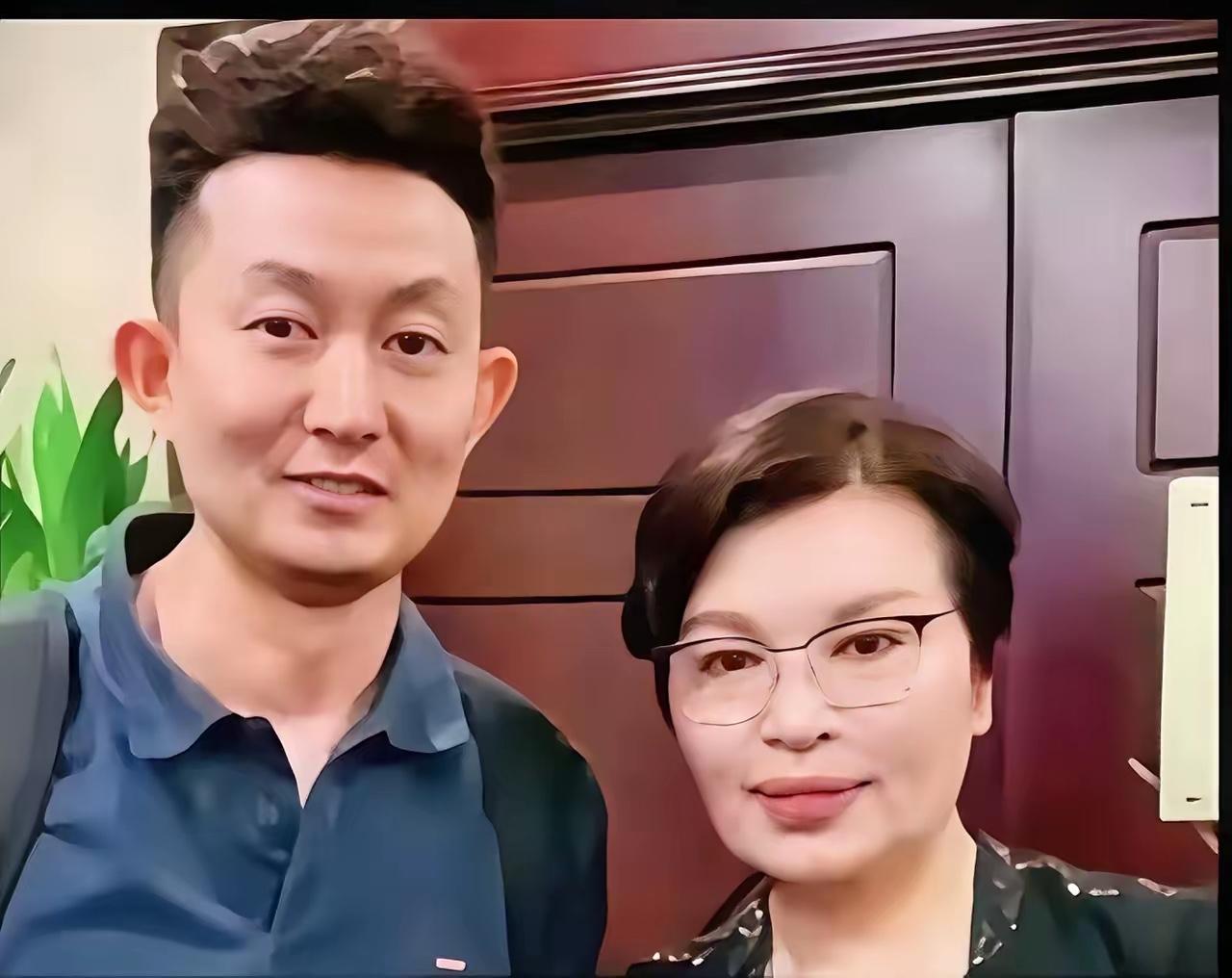 李瑞英与儿子的合照，儿子很像妈妈