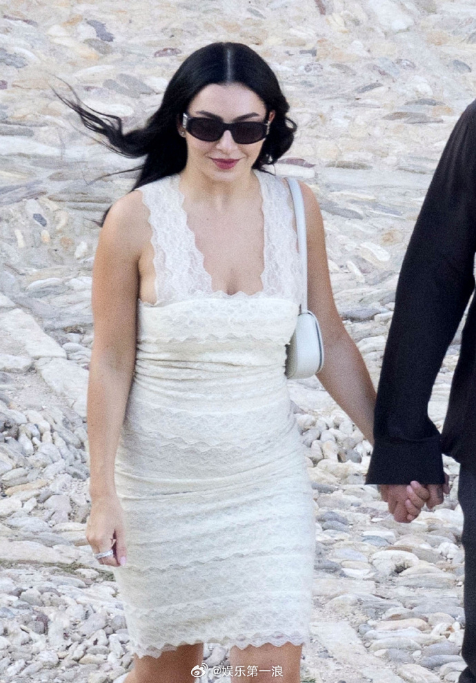 洗茶第二场婚礼戳爷出席洗茶婚礼 洗茶Charli xc和The 1975乐队鼓手