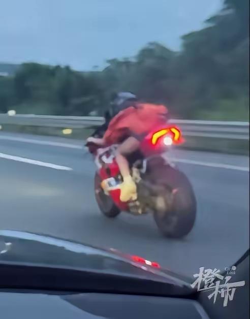 “不作死就不会死！”G15沈海高速，一名年轻女孩，骑红色杜卡迪Panigale 