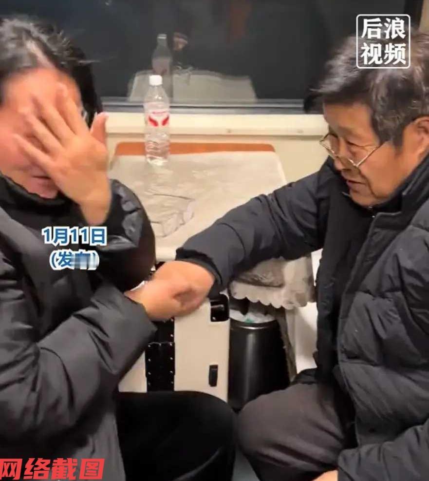 有女子和父亲出门乘坐火车时，偶遇到父亲的学生。

只是二十年过去了，此刻女子的父