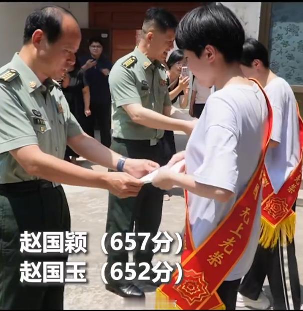 双胞胎姐妹穿上军装的梦想成真了 真的被这对曹县双胞胎姐妹狠狠惊艳到！六百多分的优