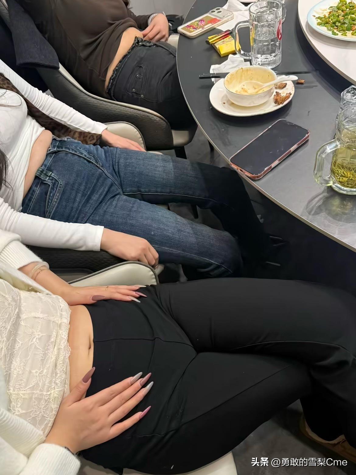 以后再也不吃饭了
跟闺蜜约饭，菜刚上就集体喊饱，往椅子上一瘫直揉肚子。
一个比一