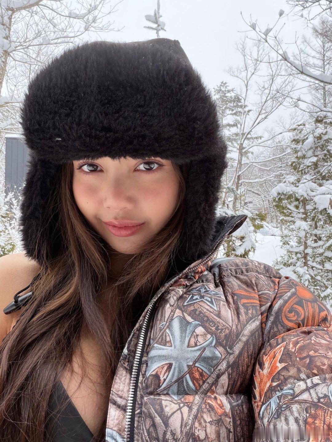 拿到耐克合约后Lisa近日一套雪地大片率先上身三方联名造型，来自NOCTA、Ni