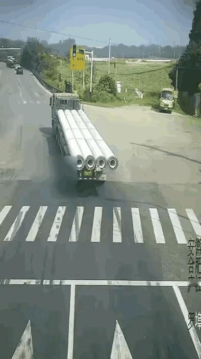 看不到或许说不怪你
都看到了，还一个劲的往大货车前凑，这就是你的问题了
建议三轮