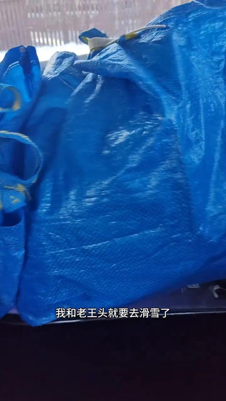 清清漫步加拿大，分享有烟火气的海外生活。今天是周六，儿子早上有IB的中文课，他先