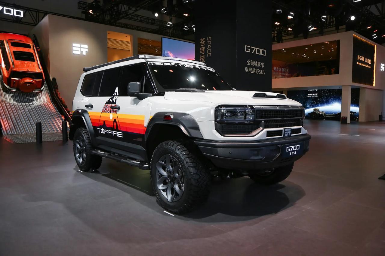 捷途纵横G700三款官改版分别是环塔版、顶火鸣镝版、荒野战骑版，核心差别在越野强