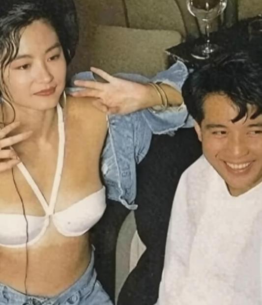 1980年，热恋中的林青霞和秦汉留下了一张不可多得的亲密合影。画面中的林青霞穿着