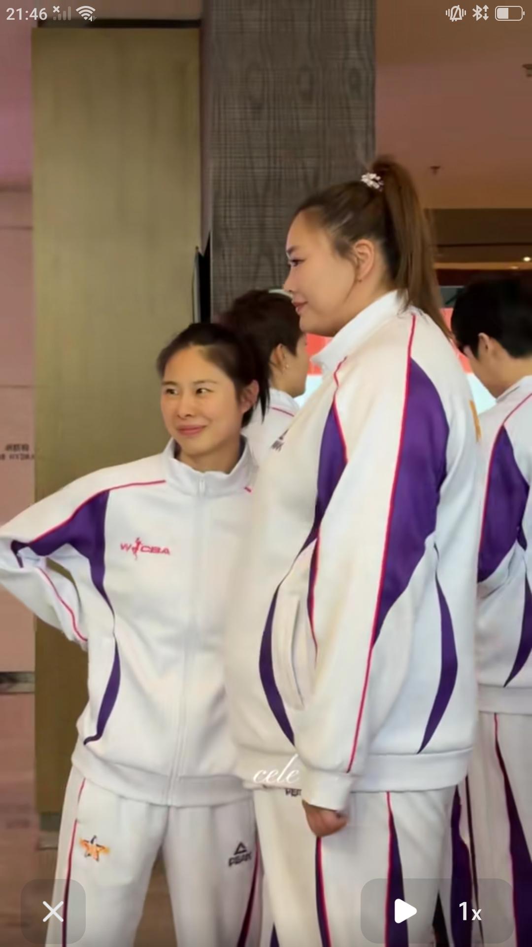 【老六王思雨开朗的性格和幽默风趣的个性，得到队友以及无数球迷的喜欢和支持。看她仰