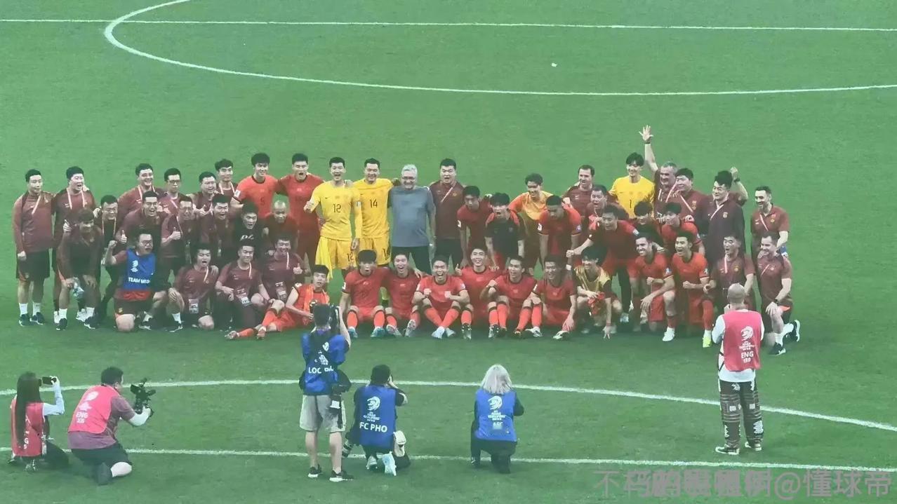 国足出局，赛后拍照，一个个开心的像出线了，一个个呲个大牙乐的。虽然对阵巴林这场赢