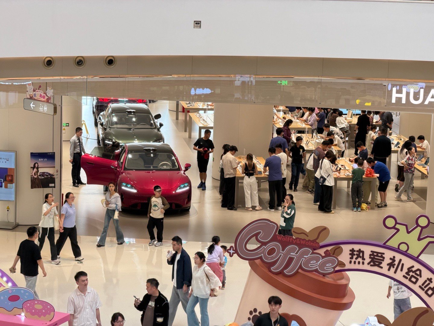 周末华为门店人气真好 