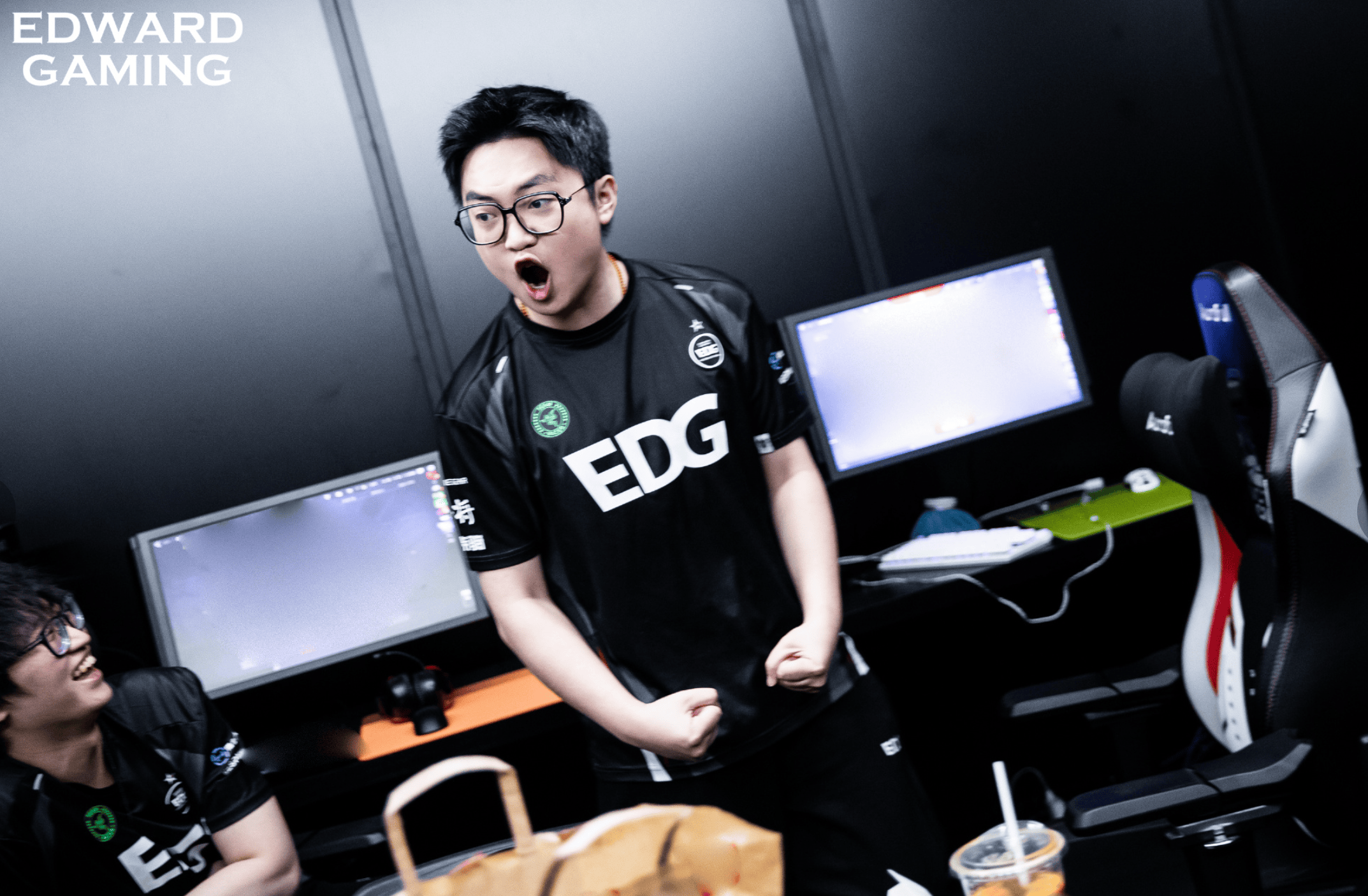 康康回复评论：可以跟我学夜露，但首先要学会从容跳入悬崖