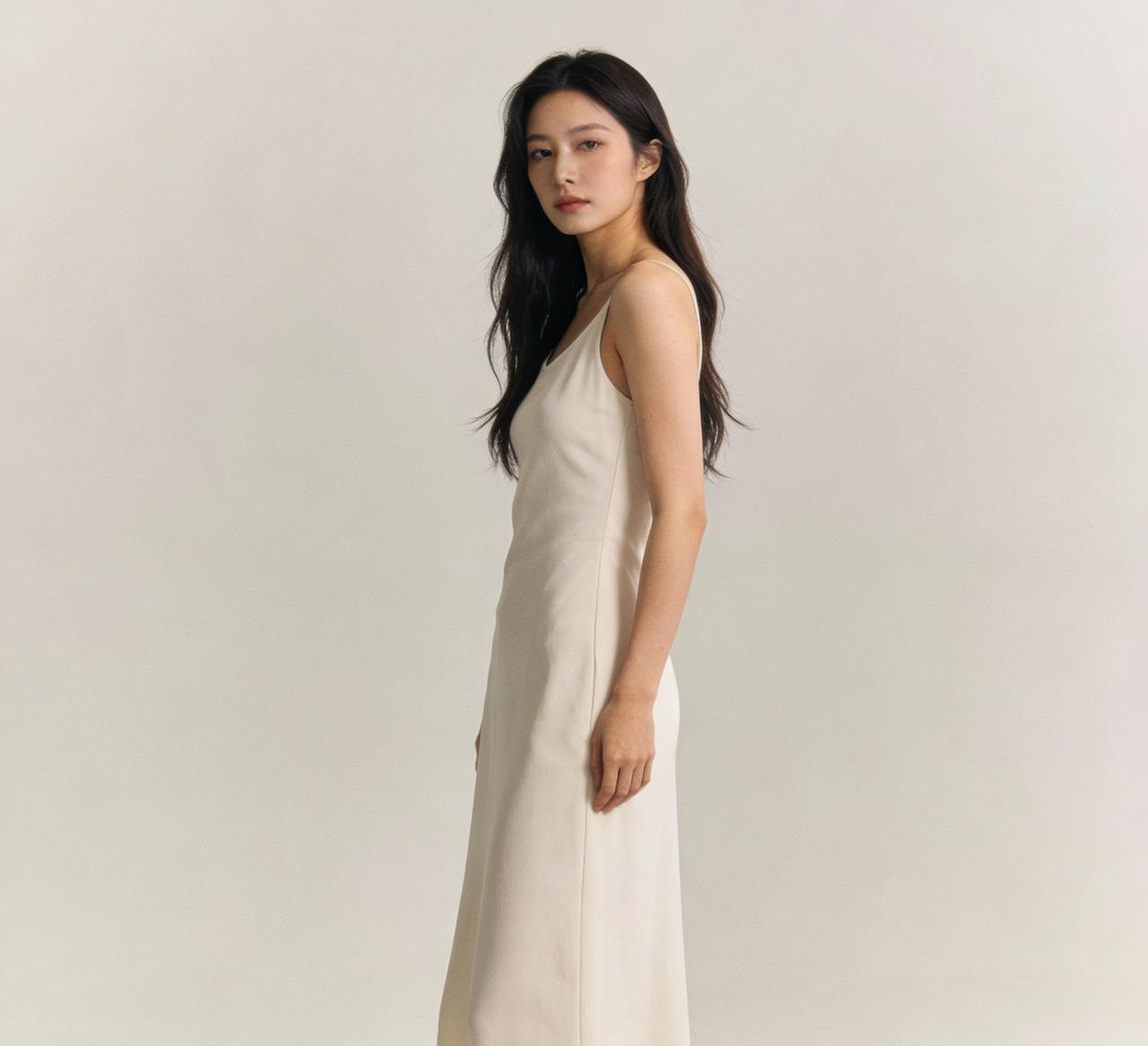 别信那些“速成气质靠大牌”的瞎话，短时间提气质，抓准三点就够了。
 
走路时抬头