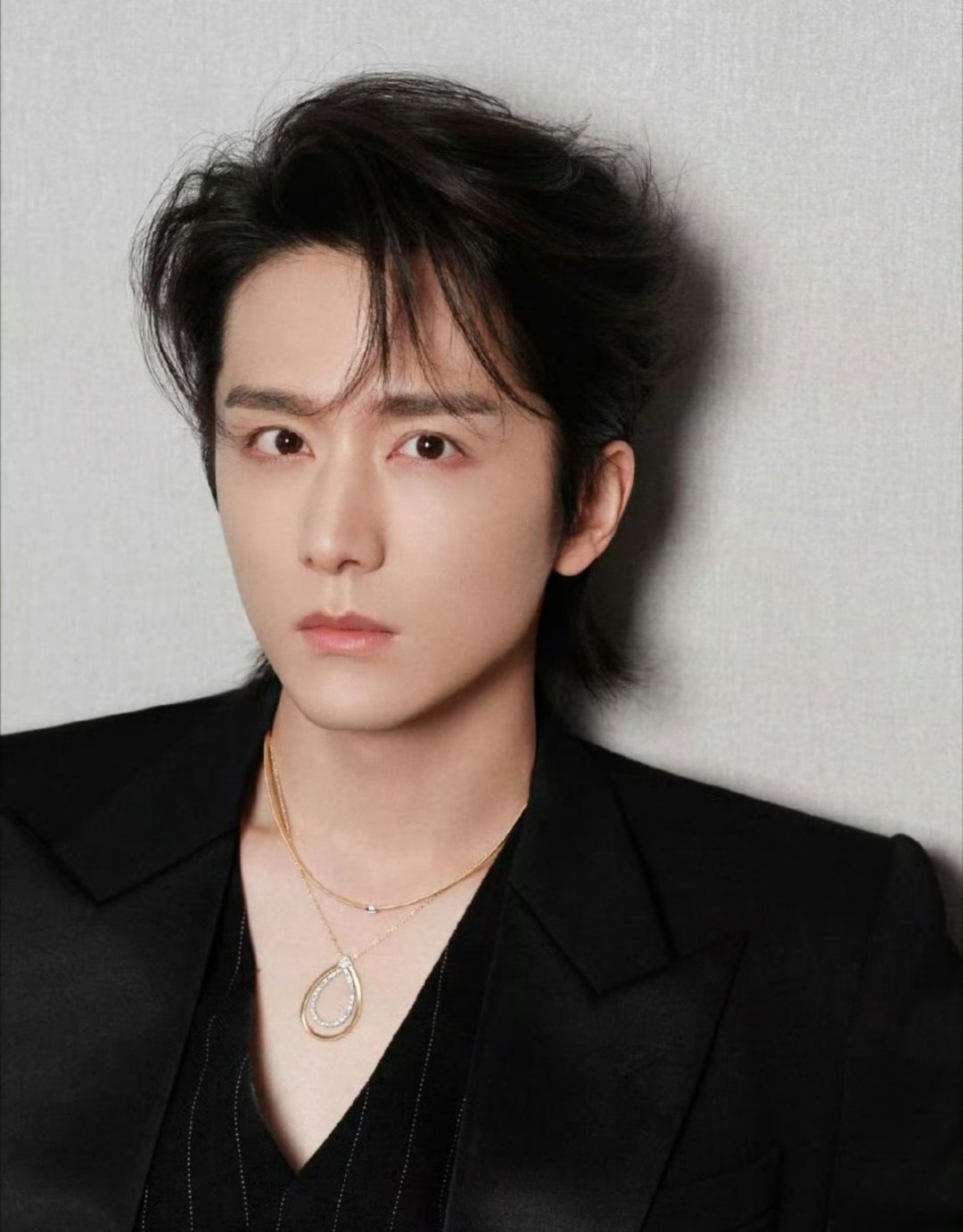 张新成6年前回复网友的私信六年了，那个女孩还在，并且勇敢地把这份光分享了出来。这