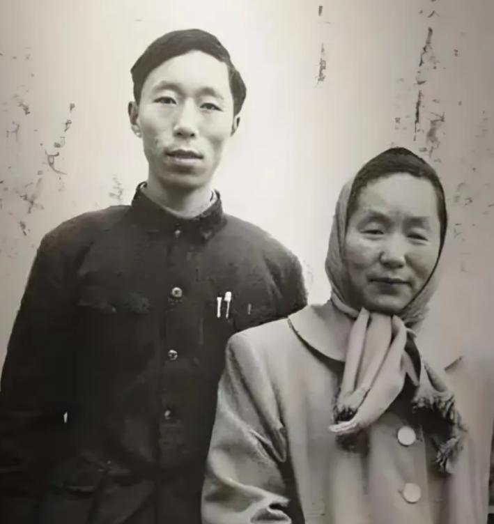 1937年，保长王学文发现一女兵躺在家门口，见四下无人，他将女兵扛到了炕上，谁料