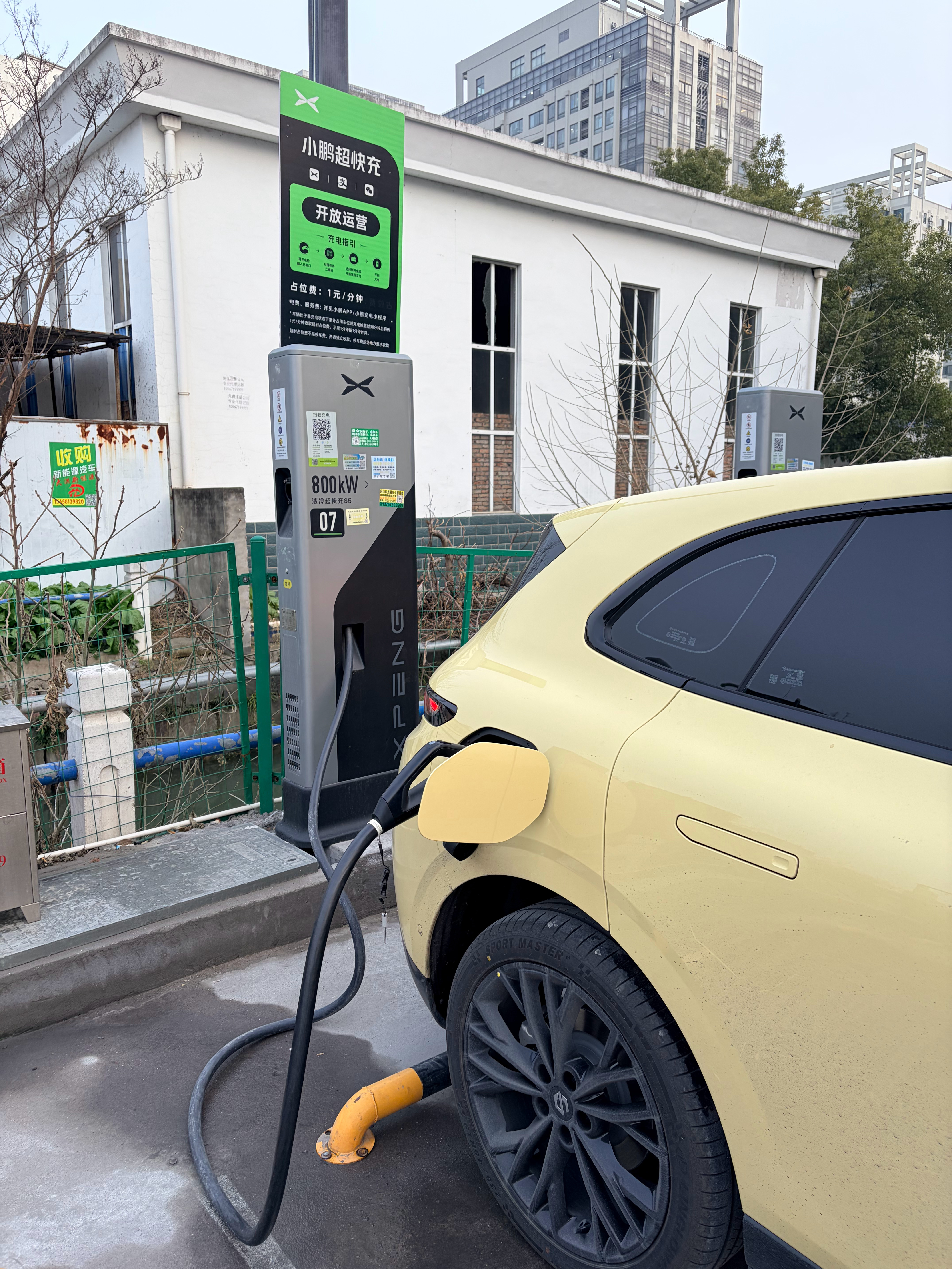 必须吹一下小鹏S5充电桩充电线跟理想一样又轻又细，单手轻松拿捏单桩功率更是高达9