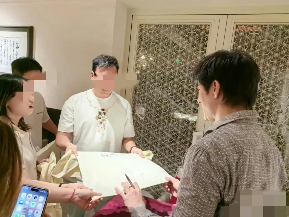 王力宏在北京与粉丝约饭，无修图下真是老了，有白头发，肩膀挺宽厚可能是发福了，侧面