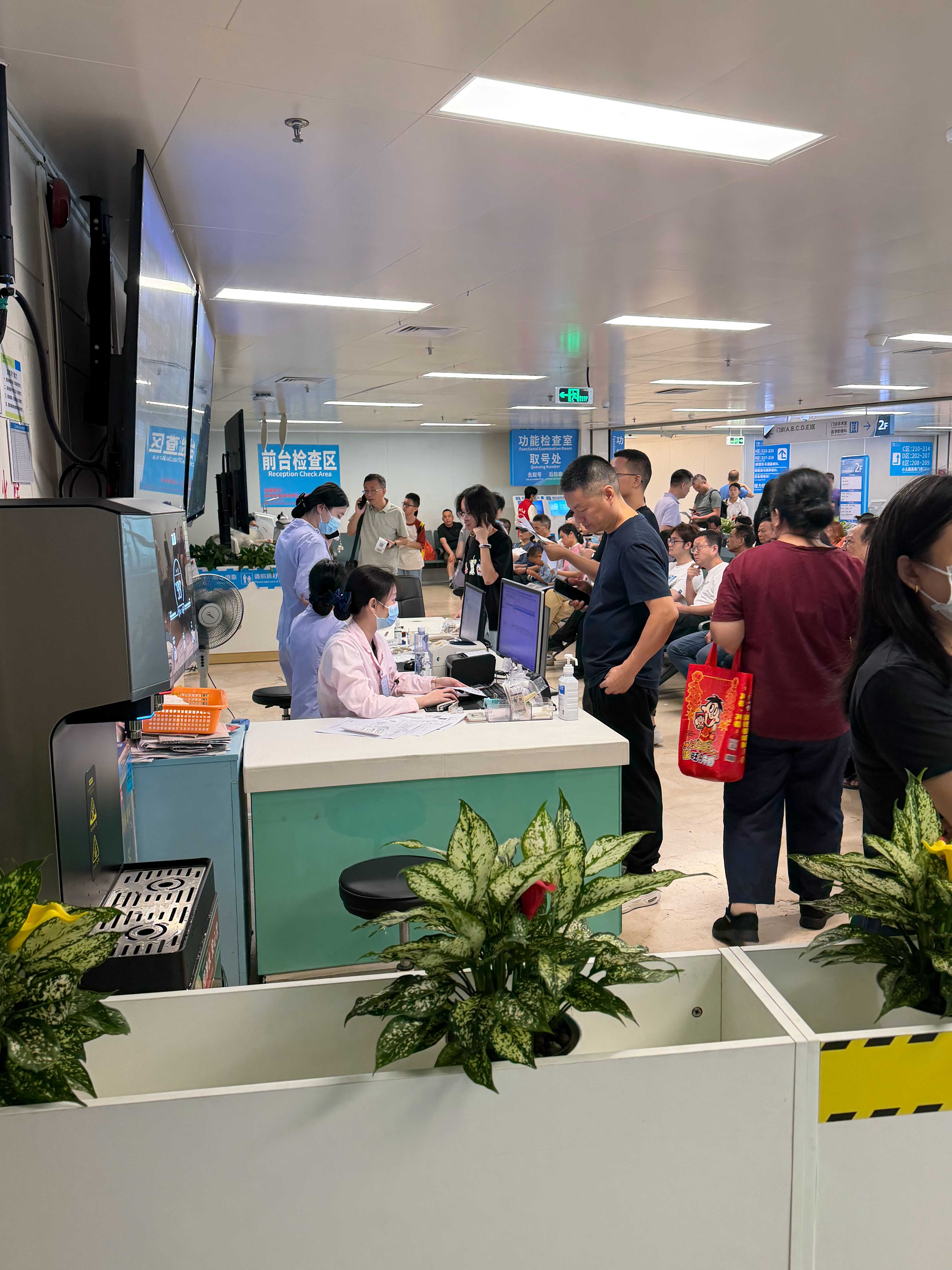 医院永远都是人满为患……眼科医院更是小孩子居多现在来自课业的压力，来自电子产品的