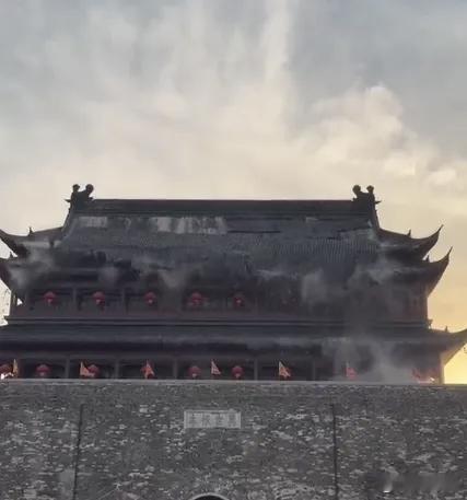 凤阳鼓楼坍塌公共场所的建筑大面积脱落，庆幸无人员伤亡。去年才花341万维修，包括