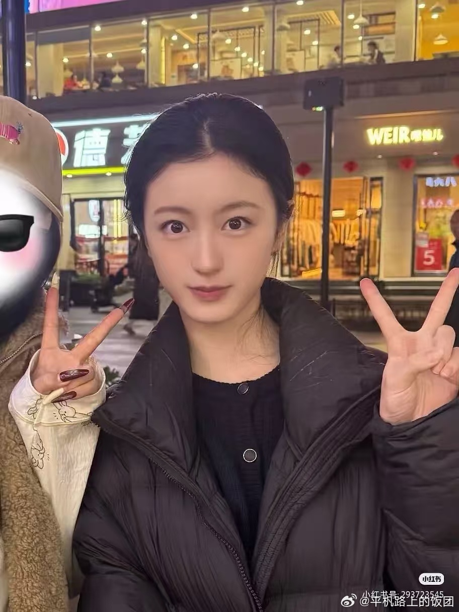 有个🍠博主发了和05小花裴佳欣的合影被粉丝麻辣了，觉得发的裴佳欣照片不好看让精