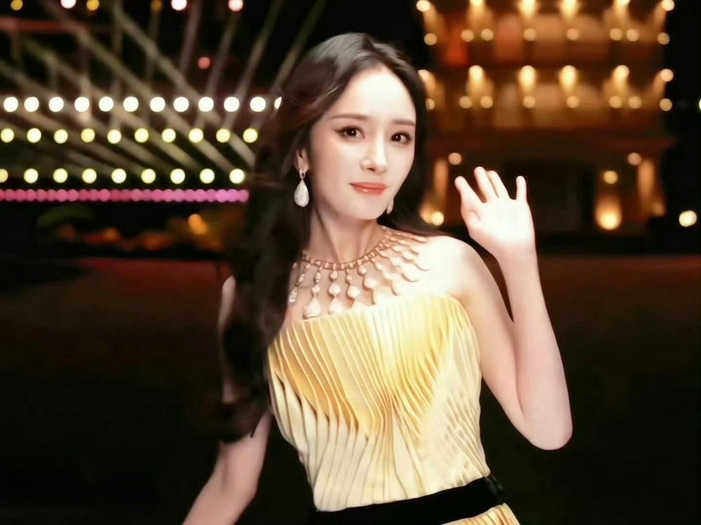 杨幂 手切玫瑰别管美女的手要切什么，杨幂想切什么就切什么，支持杨幂手切玫瑰自由[
