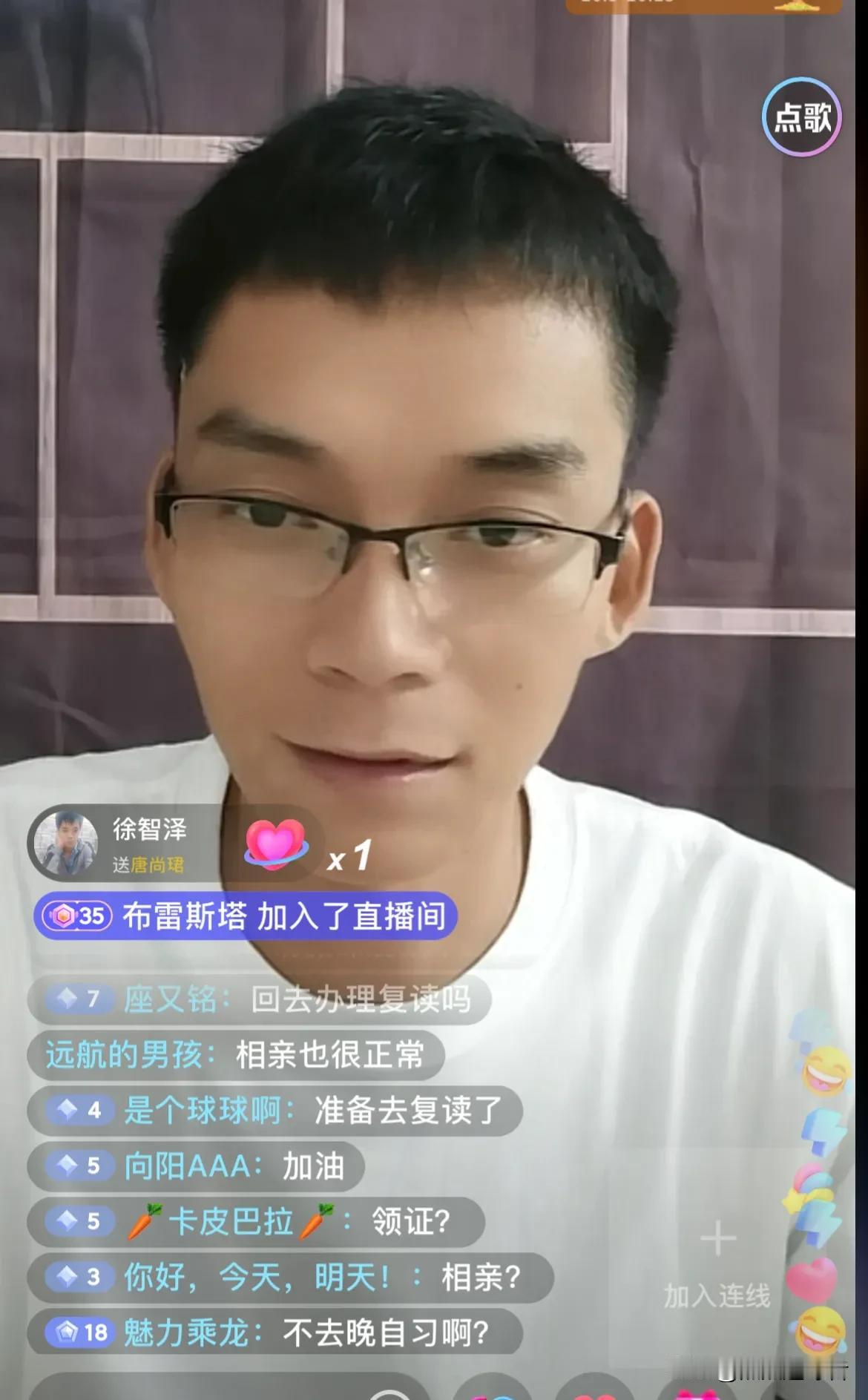 今晚，唐尚珺又开始直播了，是国庆假期回校的第一场直播。唐尚珺的直播间人气还是挺旺