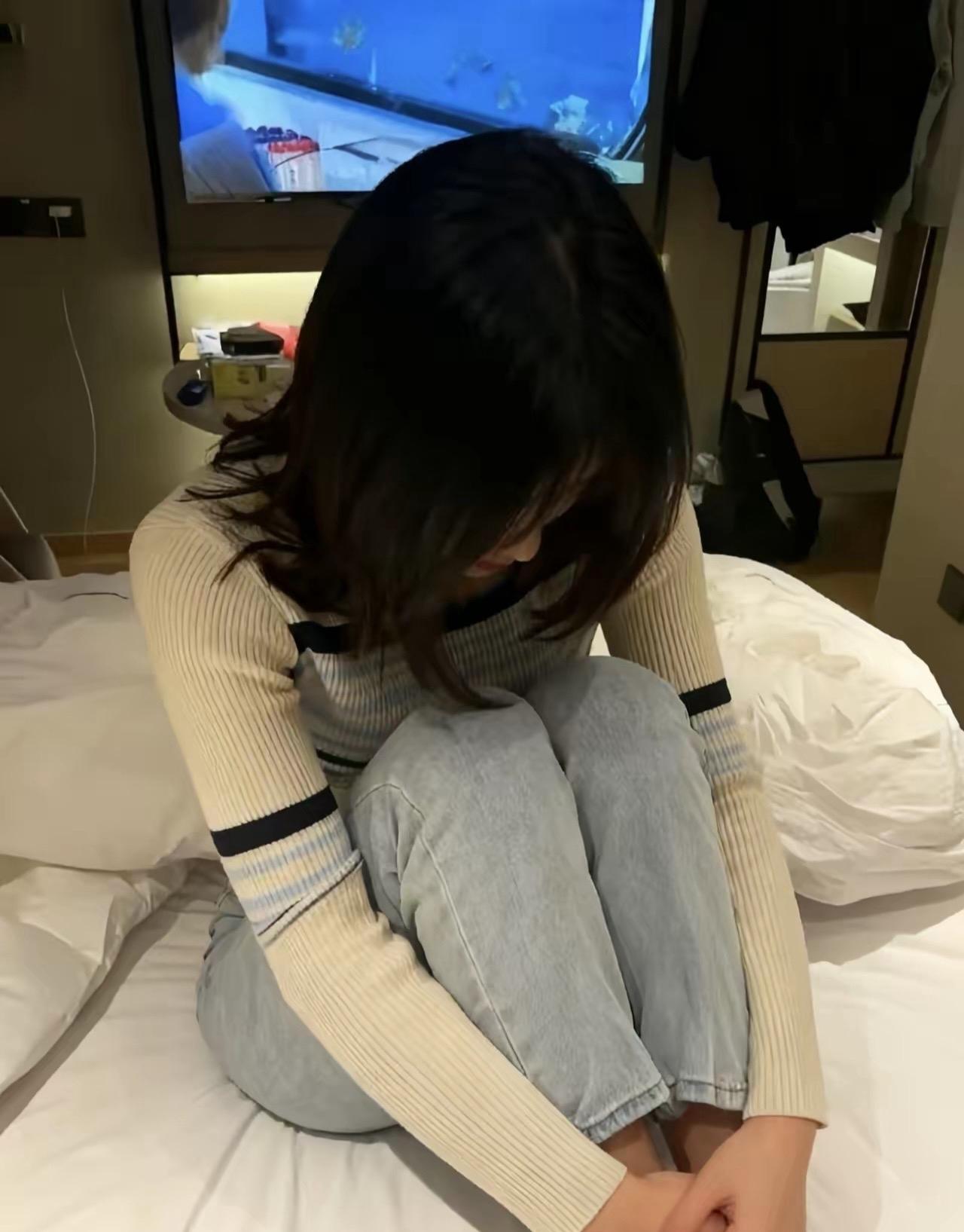 深夜emo，独自在床上蜷缩，思绪万千