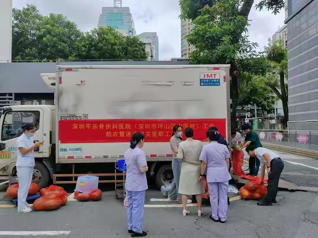 高温季节，很多瓜农遇上了丰产不丰收的难题。西瓜熟得特别好，却迟迟卖不出去，大批量