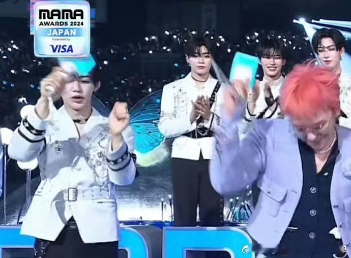 章昊距离权志龙最近的一次   权志龙章昊MAMA同框照  章昊在 MAMA 上与