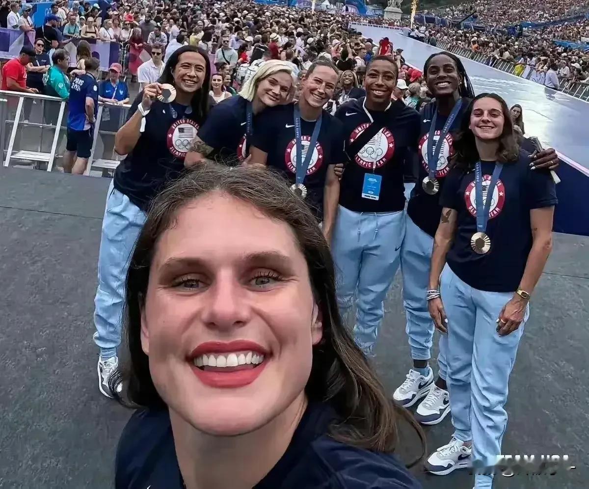 严重怀疑美国找了一群男人组成女子橄榄球队，参加巴黎奥运会。