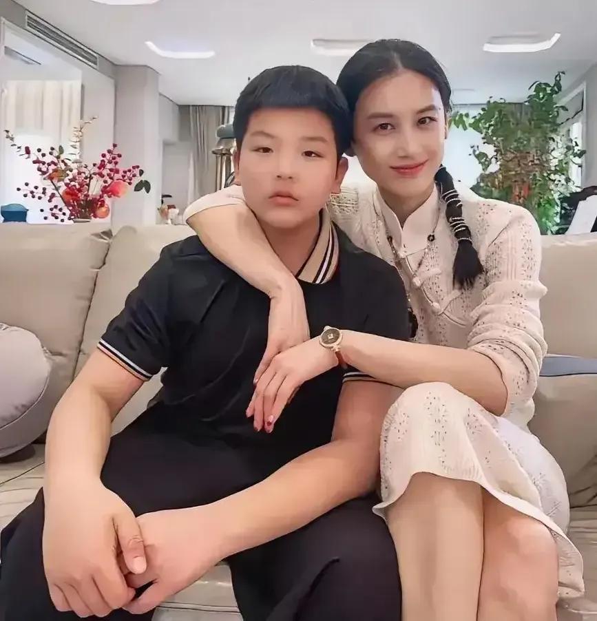 这是黄圣依与儿子的同框照，与高颜值的黄圣依相比较，这儿子完全没有遗传她的优秀基因